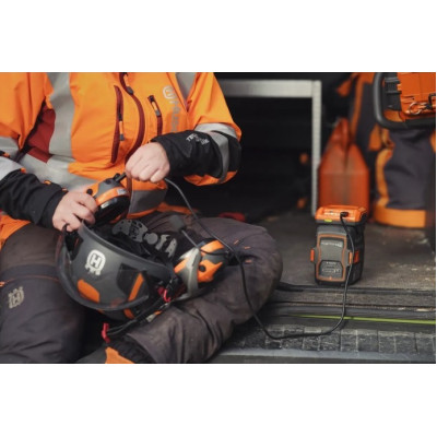 Зарядное устройство Husqvarna 40-USB150X (9707225-01) Зарядное устройство Husqvarna 40-USB150X (9707225-01)