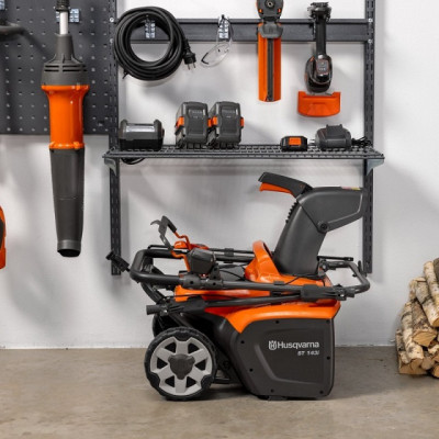 Снегоуборщик аккумуляторный Husqvarna ST 143i (9707890-01) Снегоуборщик аккумуляторный Husqvarna ST 143i (9707890-01)
