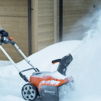 Снегоуборщик аккумуляторный Husqvarna ST 253i (9707891-01) Снегоуборщик аккумуляторный Husqvarna ST 253i (9707891-01)